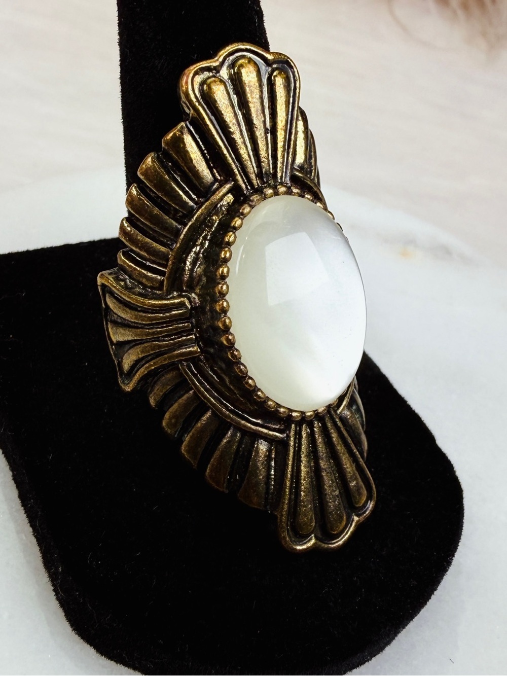 Vintage Aged Goldtone White Cats Eye Cabochon Statement Ring Size 9 - Picture 4 of 5